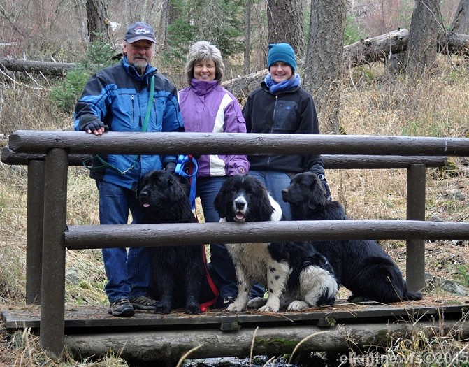Photo: Family with Newfoundlands